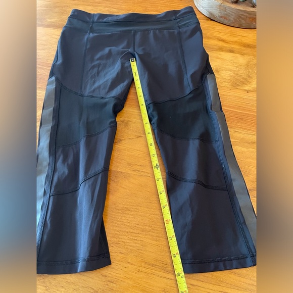 Lululemon crop mesh on bottom legging 8 - Picture 5 of 9